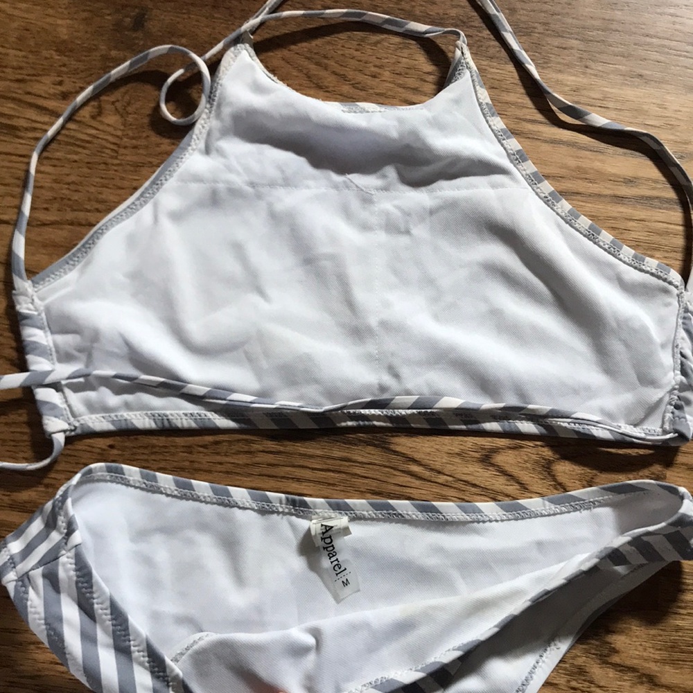 Bikini - Picture 2 of 3